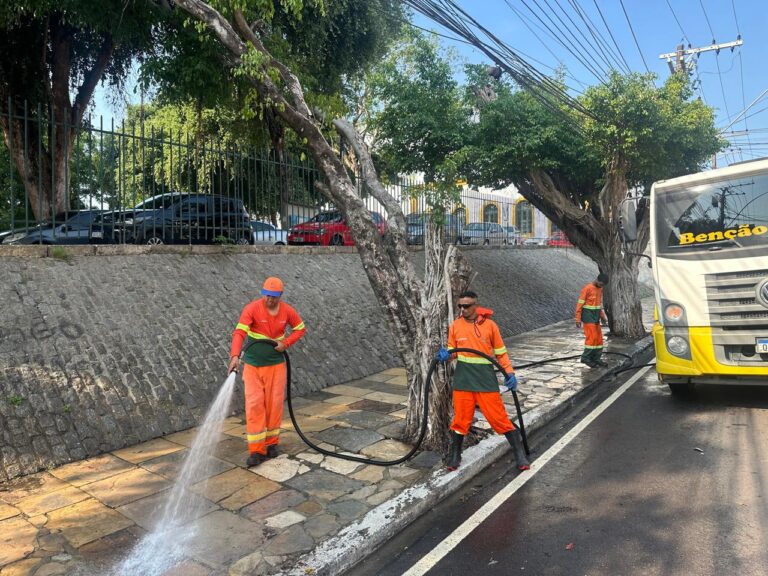 Prefeitura de Manaus intensifica limpeza urbana no centro da cidade neste domingo