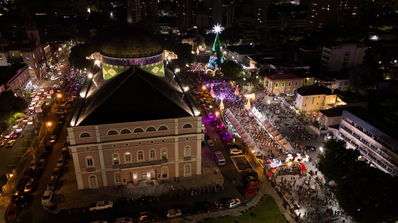 Largo de São Sebastião dá início à magia natalina com iluminação da árvore e atrações temáticas