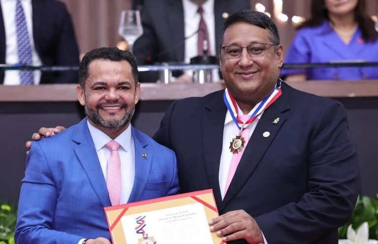 Ivo Neto recebe Medalha da Ordem do Mérito Legislativo na Aleam