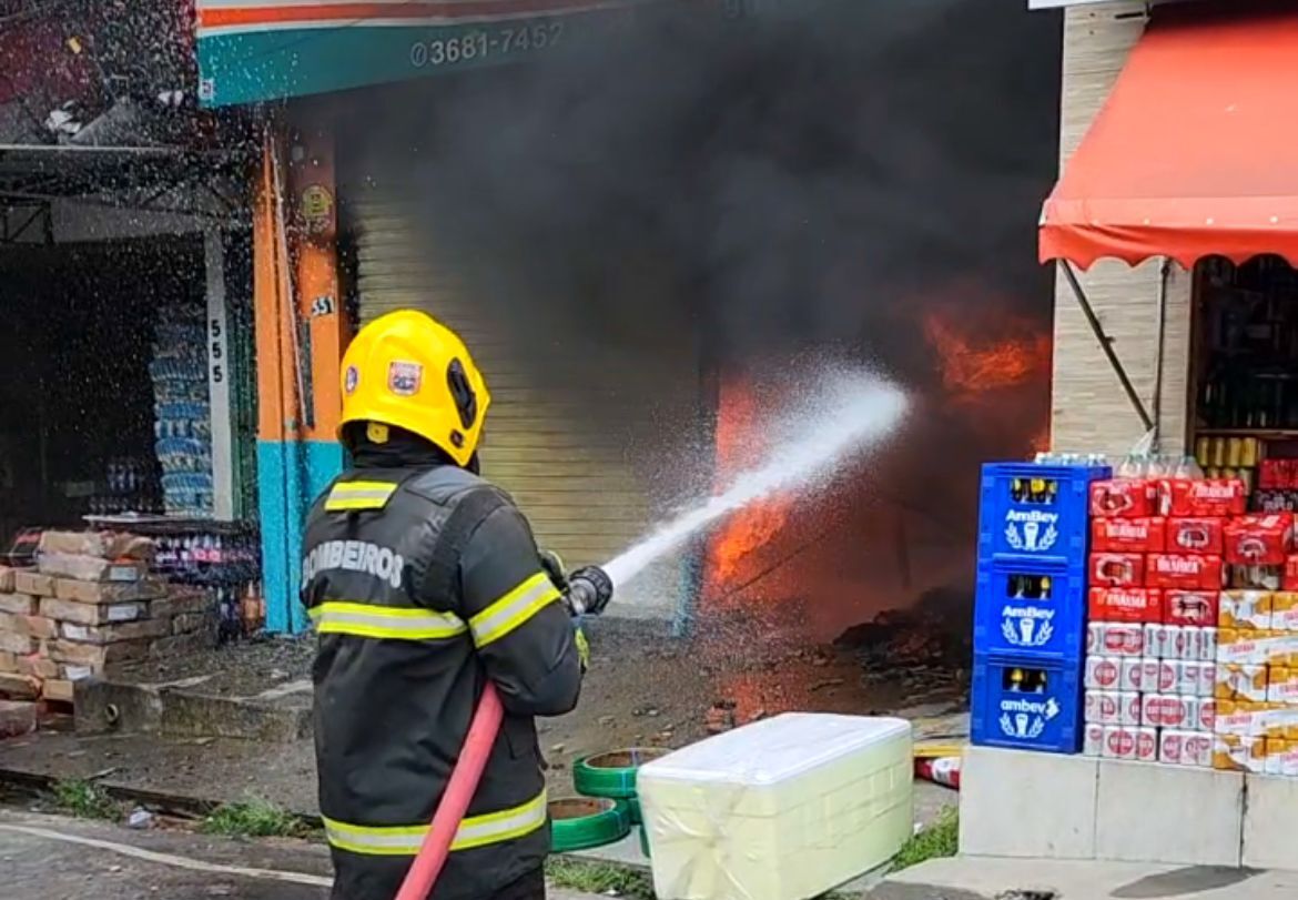 Implurb realiza interdição de imóveis na 'rua do Fuxico' após incêndio em Manaus