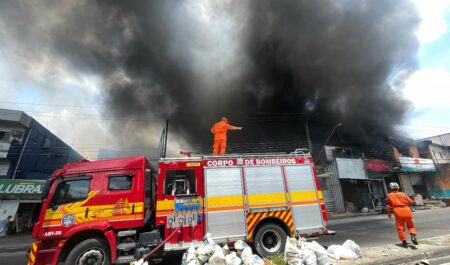 "Incêndio atinge 12 edificações no Jorge Teixeira; bombeiros utilizam 80 mil litros de água