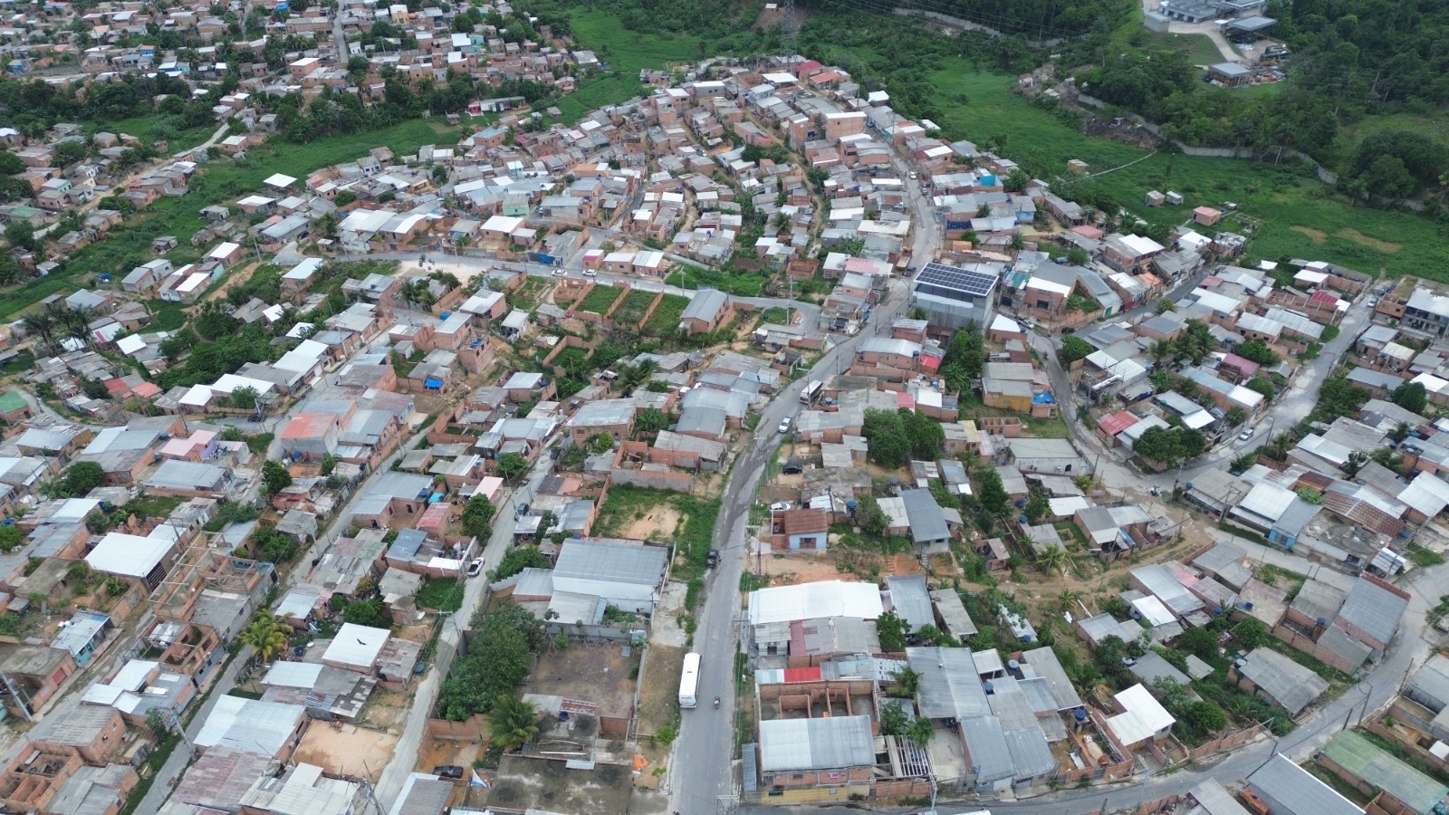 Moradores da zona Leste comemoram os serviços de pavimentação realizados pela Prefeitura de Manaus em ruas das comunidades