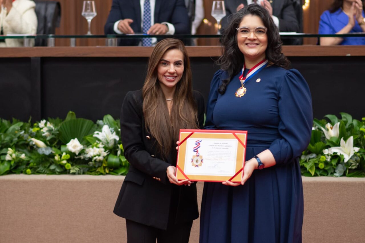 Juíza Scarlet Viana é agraciada com Medalha do Mérito Legislativo, indicada por Débora Menezes