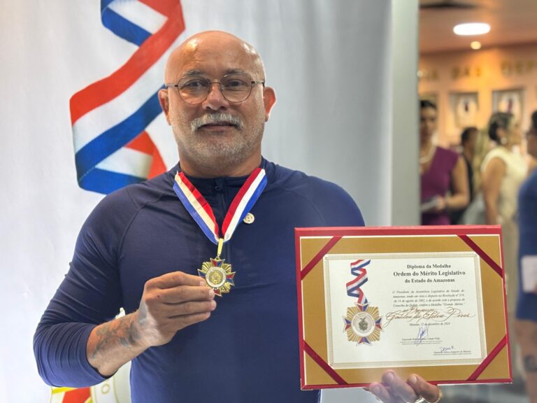 Deputado Cristiano D’Angelo homenageia professor Galileu da Silva Pires com Medalha da Ordem de Mérito Legislativo