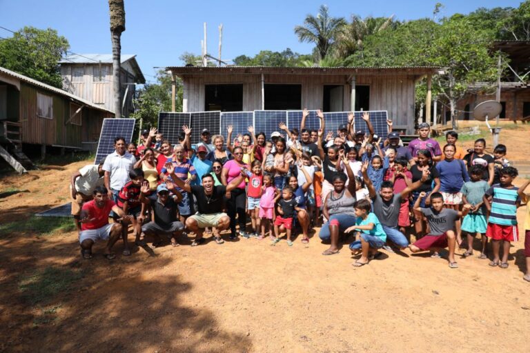 Comunidades de Novo Airão recebem energia solar e celebram primeiro Natal com luz elétrica