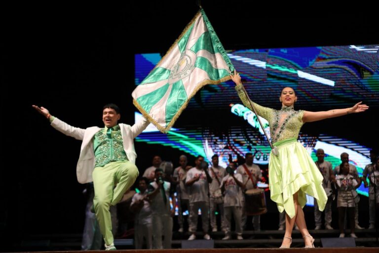 Teatro Amazonas recebe escolas de samba de Manaus no lançamento do carnaval 2025