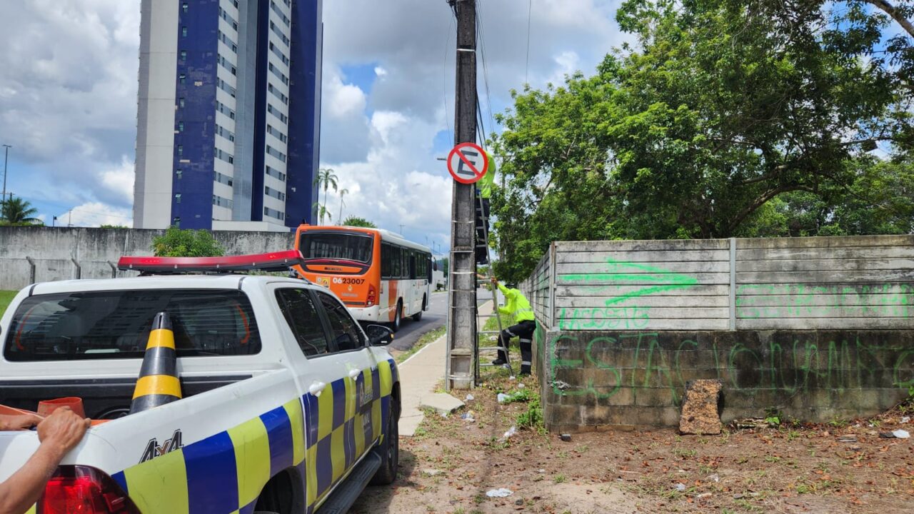 "Flanelinhas" arrancam placas de proibição de estacionamento na Ponta Negra