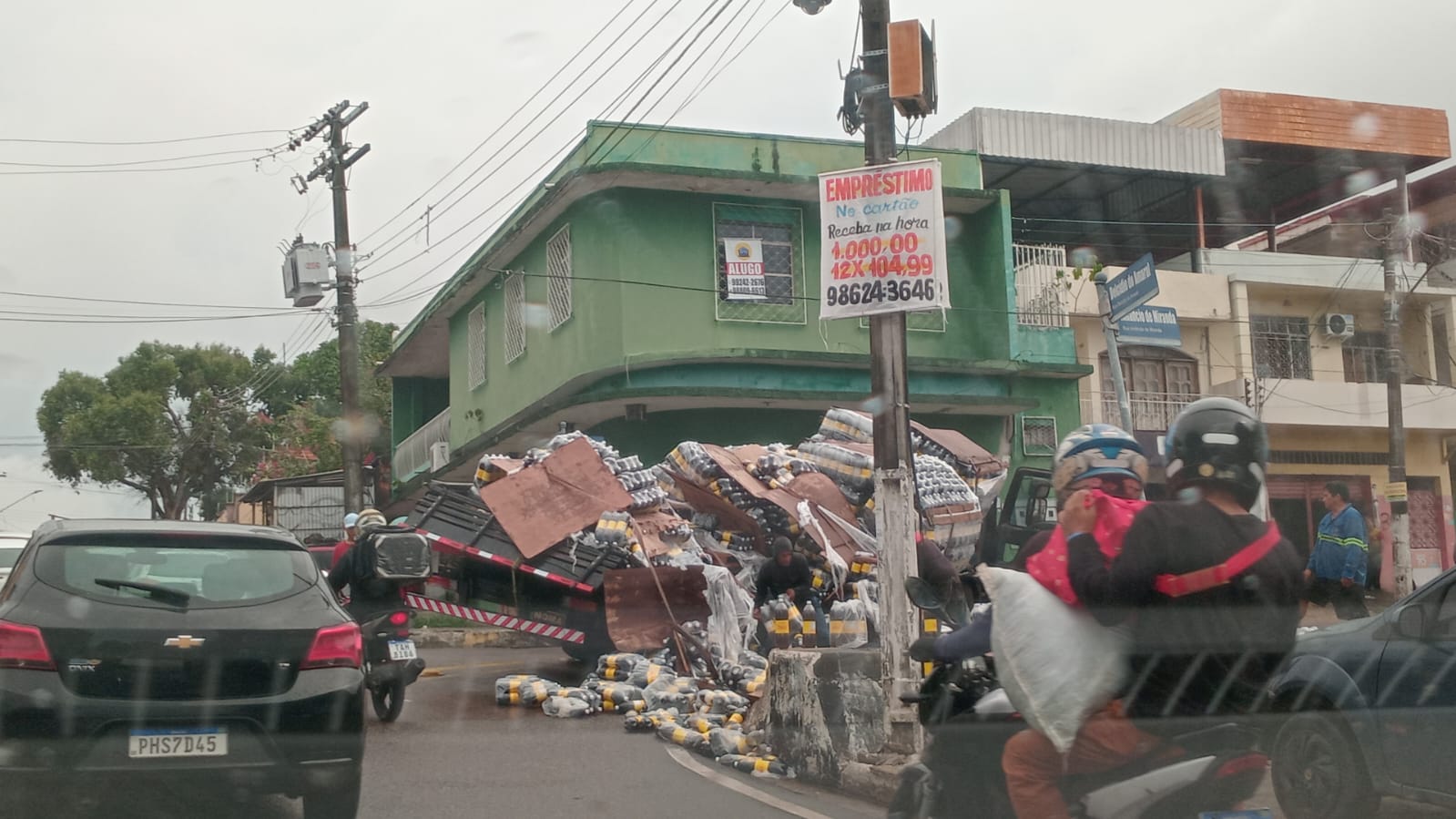 Caminhão carregado de refrigerantes tomba em Manaus e interdita via