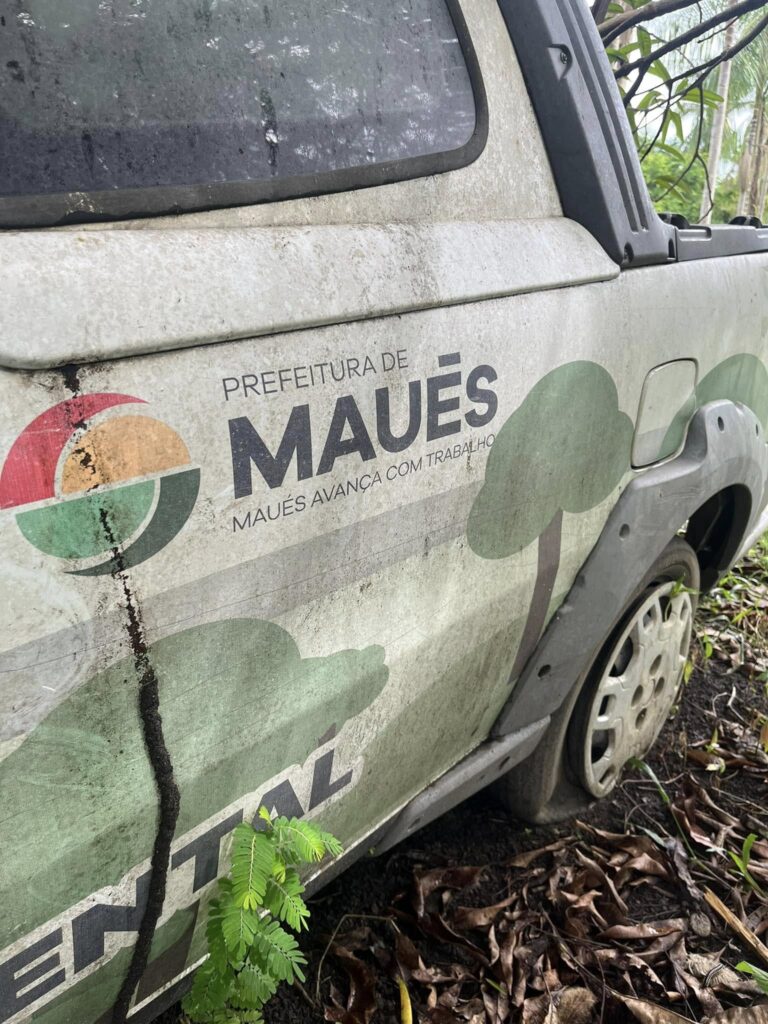 Carro da Prefeitura de Maués usado na fiscalização ambiental é encontrado abandonado