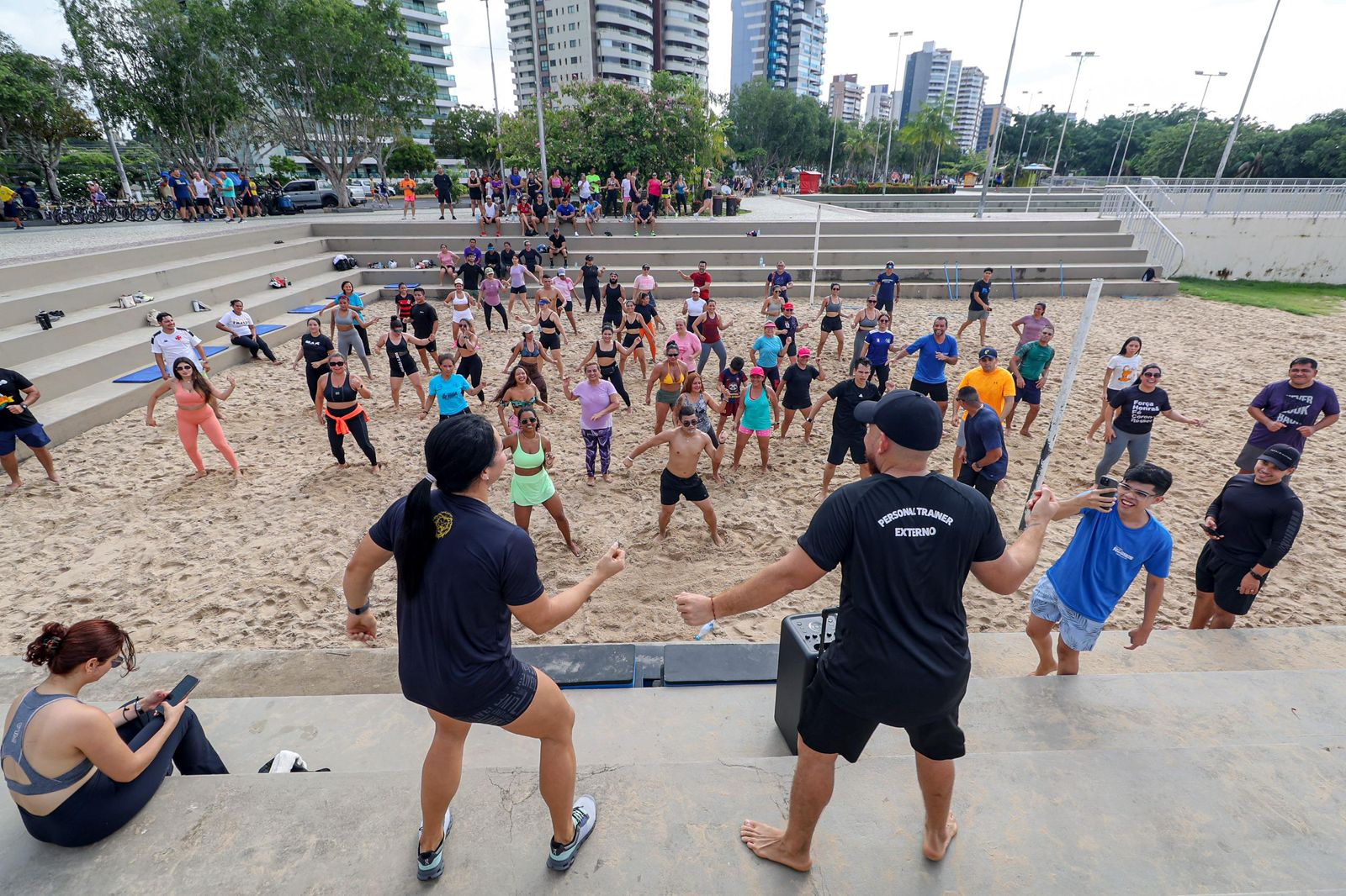 Vereador Coronel Rosses incentiva a prática de atividade física com aula gratuita de funcional na Ponta Negra, em Manaus