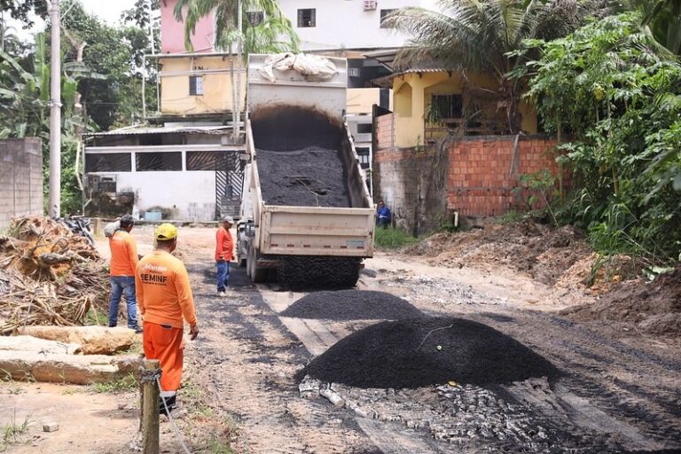 Prefeitura de Manaus realiza serviços de infraestrutura no bairro Tarumã