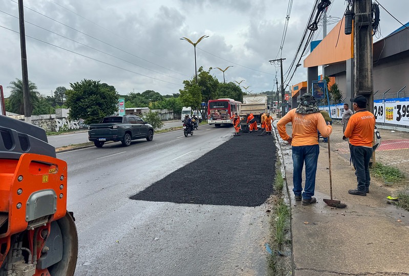 Prefeitura de Manaus realiza manutenção asfáltica na avenida Cosme Ferreira