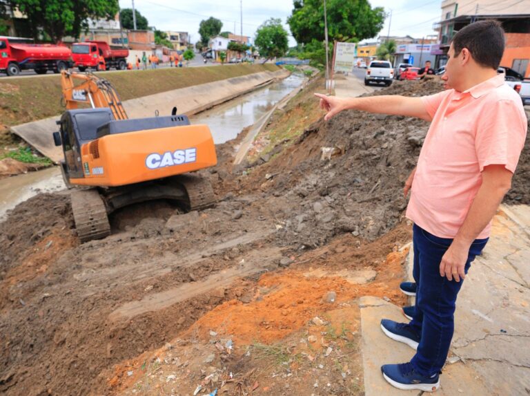 Prefeitura de Manaus avança com limpeza em igarapé no Alvorada e outros 12 bairros da capital