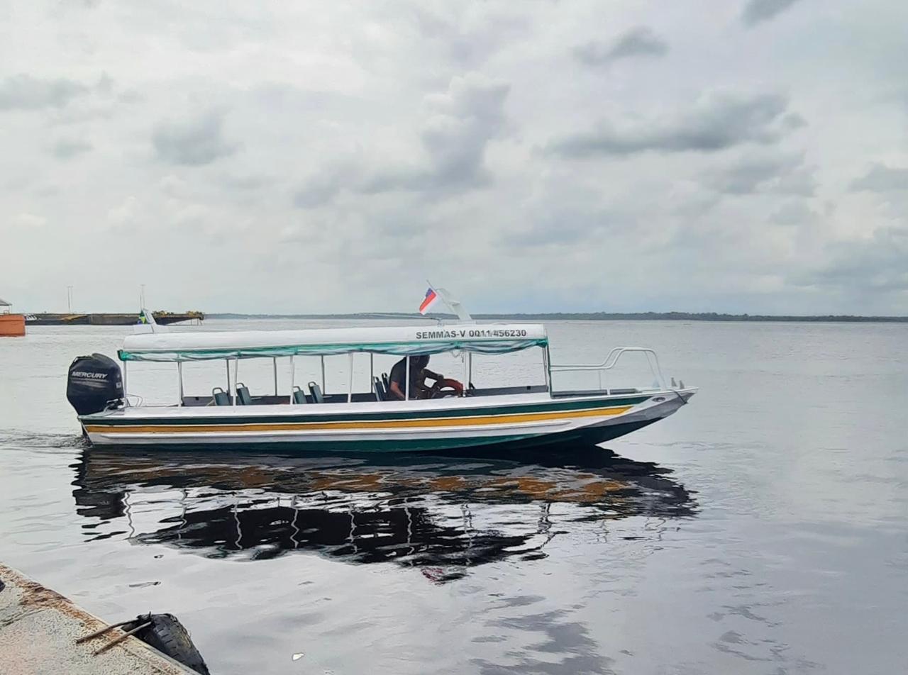 Prefeitura de Manaus entrega lancha reformada para monitoramento da qualidade da água em praias