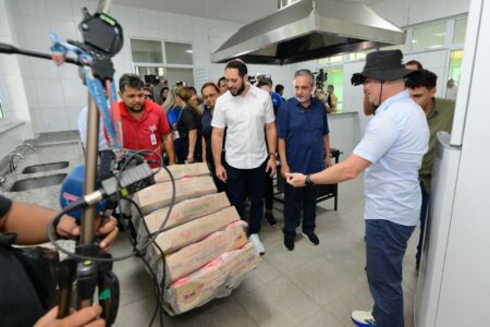 Prefeito David Almeida realiza entrega de alimentos para merenda escolar nas unidades da rede municipal