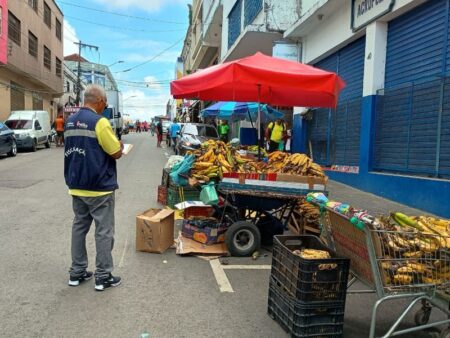 Vendedores ambulantes ocupam vagas do Zona Azul no Centro de Manaus, alerta Ageman