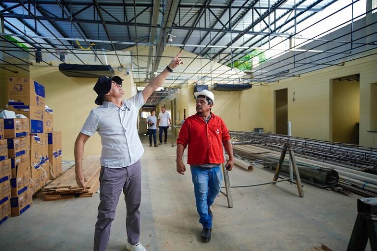 Prefeito David Almeida inspeciona obras de ampliação de UBSs na zona Oeste e anuncia entrega de nova unidade na Compensa