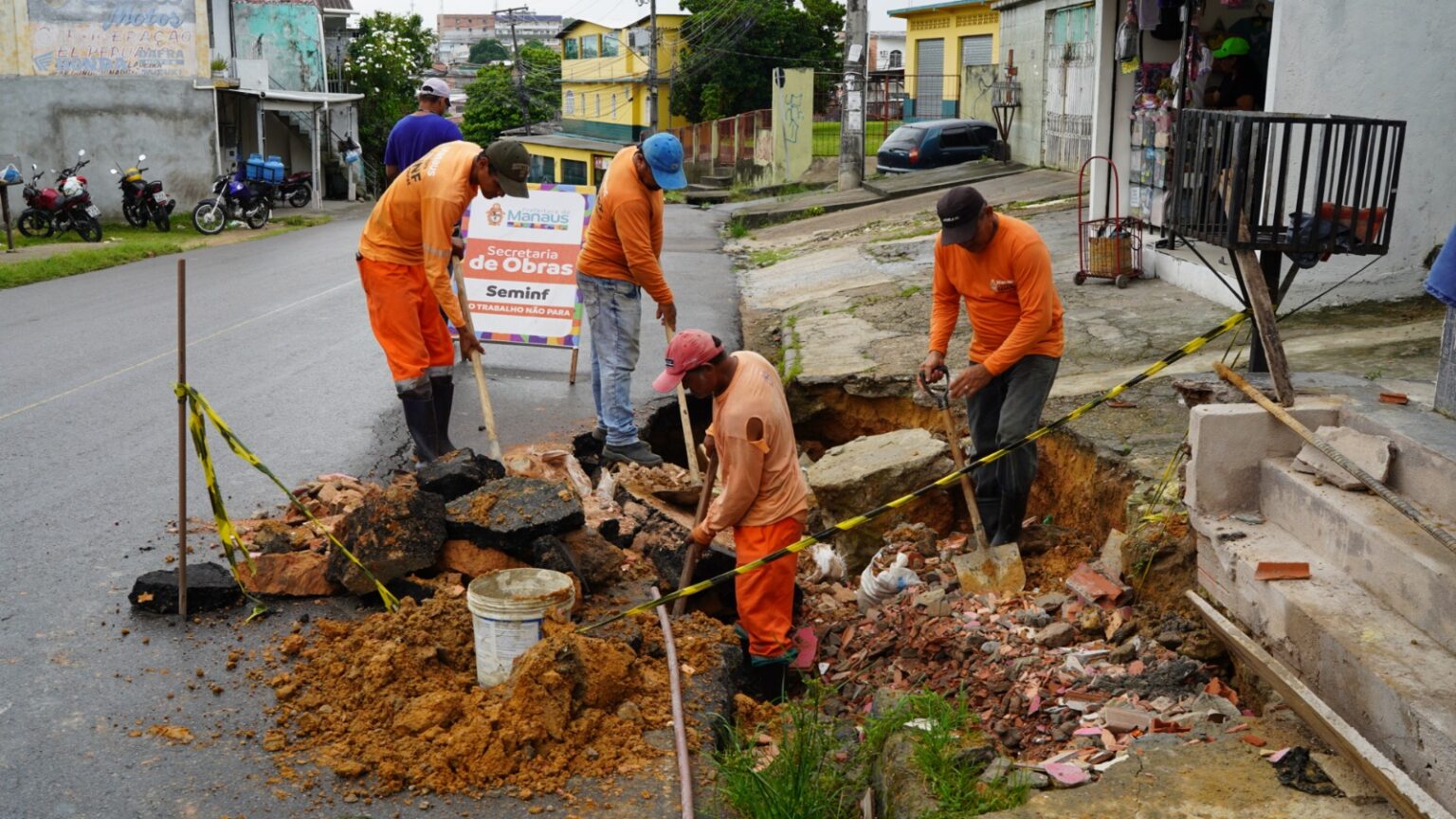 Prefeitura de Manaus realiza obra emergencial de recuperação de drenagem no Nova Esperança