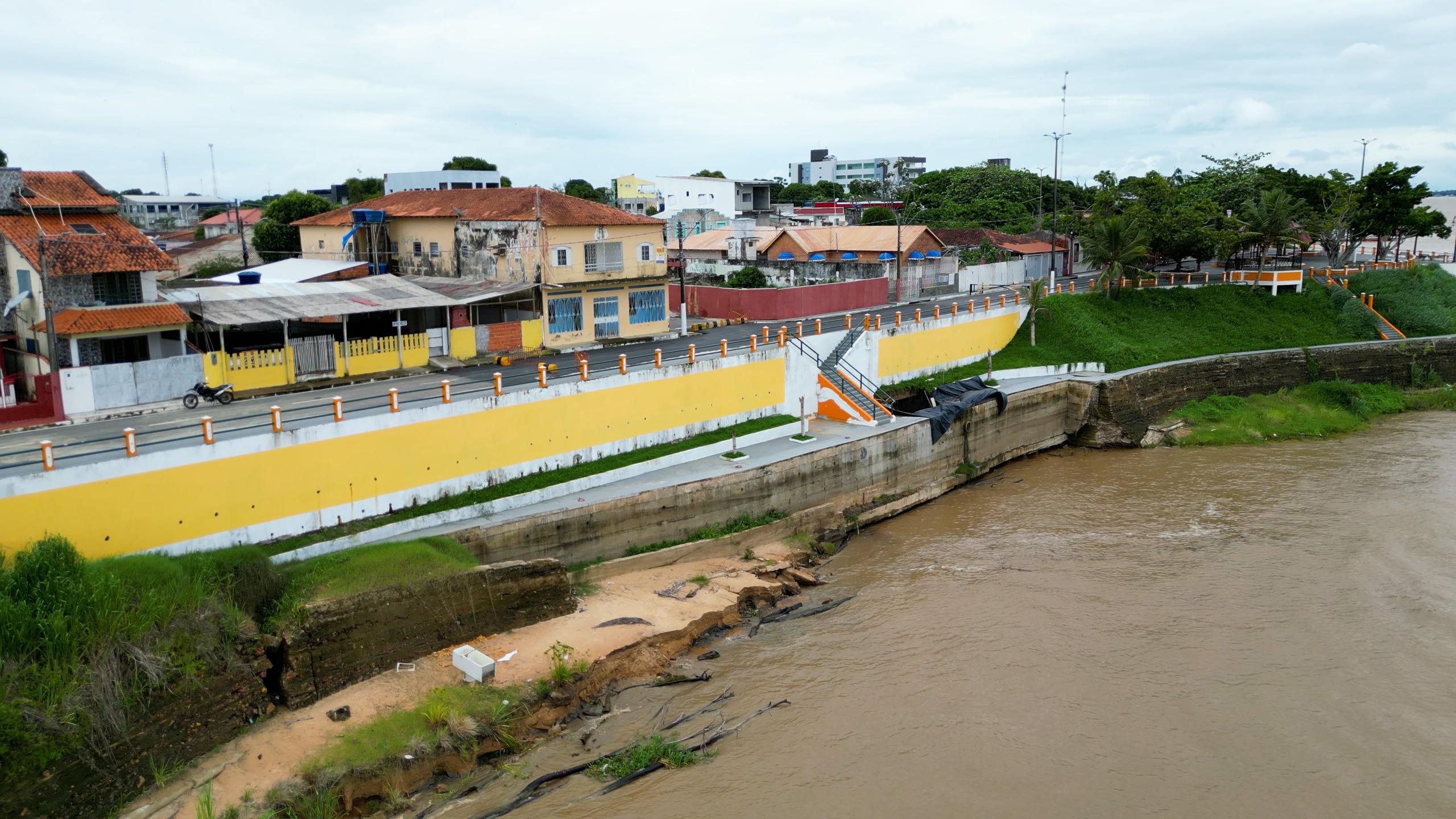 Prefeitura de Parintins age para conter desbarrancamento e proteger trecho do muro de arrimo