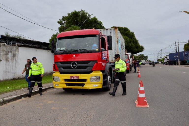 Operação ‘Carga Pesada’ retira 14 caminhões das ruas de Manaus por irregularidades