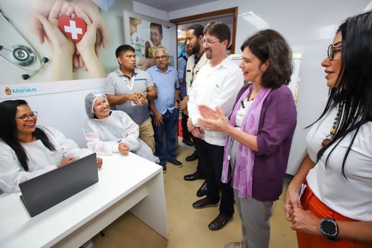 Ministra da Saúde visita unidades assistenciais da Prefeitura de Manaus e destaca avanço na Atenção Primária para populações ribeirinhas