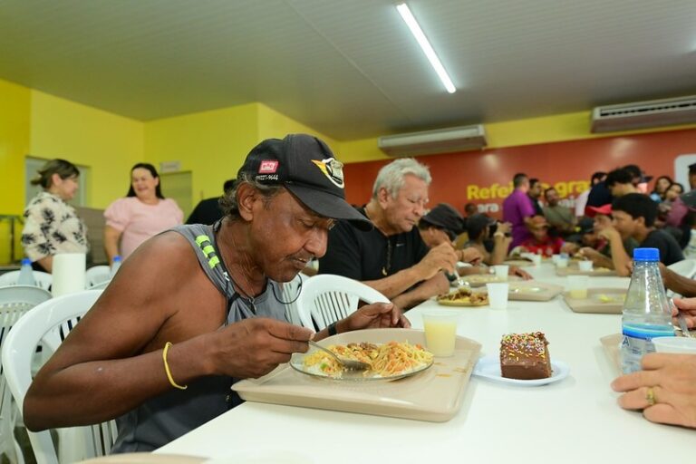 Prefeito David Almeida inaugura 12ª unidade do “Prato do Povo” na Feira da Panair