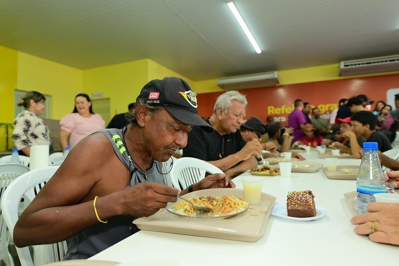 Prefeito David Almeida inaugura 12ª unidade do “Prato do Povo” na Feira da Panair