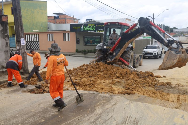 Prefeitura atua de maneira emergencial em rede de drenagem no conjunto Jardim Petrópolis A Prefeitura de Manaus, por meio da Secretaria Municipal de Infraestrutura (Seminf), executa mais uma obra no bairro Petrópolis, zona Sul da capital. Nesta terça-feira, 11/2, as equipes atuam na recuperação da galeria subterrânea que se rompeu na rua Edson Melo, no conjunto Jardim Petrópolis e que vinha causando transtornos aos motoristas que trafegam na área. O rompimento na rede de drenagem foi provocado por um vazamento na tubulação doméstica de abastecimento de água que provocou a erosão e o surgimento de uma cratera na via. De acordo com o vice-prefeito e secretário de Obras, Renato Junior, situações como essa são mais comuns do que se imagina e têm provocado muitos transtornos na capital. “Nós iniciamos a intervenção emergencial e detectamos o vazamento na tubulação doméstica de abastecimento de água, que provocou toda essa situação. Estamos fazendo a correção na rede e trocaremos os tubos danificados por peças novas que darão a vazão correta das águas pluviais da área, como determina o prefeito David Almeida”, explica Renato Junior. Uma equipe com 10 servidores atua na área com o auxílio de uma retroescavadeira. Na sequência, a via receberá o serviço de reaterro, tratamento de base e recuperação asfáltica. O aposentado Jonas Pereira, 76 anos, fez a reivindicação junto com outros moradores e, agora, acompanha de perto os serviços acontecendo. “A situação começou com um vazamento de água, avisamos o vizinho e nada foi feito, até se transformar nessa grande cratera. Entramos em contato com a prefeitura que de forma ágil está solucionando o problema. Estou muito satisfeito com a atuação da Seminf e quero agradecer ao prefeito David Almeida e ao secretário de Obras, Renato Junior, que com prontidão atendeu a nossa reivindicação, e estamos todos gratos por esse serviço”, relata o morador. As equipes do distrito, além da recuperação de drenagens, realizam pavimentação asfáltica, construção de meio-fio e sarjeta, entre outros serviços básicos necessários para melhorar a infraestrutura da capital. A Prefeitura de Manaus conta com a ajuda dos moradores para identificar as áreas mais afetadas, a fim de que as obras emergenciais sejam realizadas de forma célere.