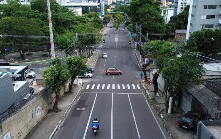 Novo semáforo é instalado no cruzamento das avenidas Umberto Calderaro e Belo Horizonte para melhorar fluxo e segurança