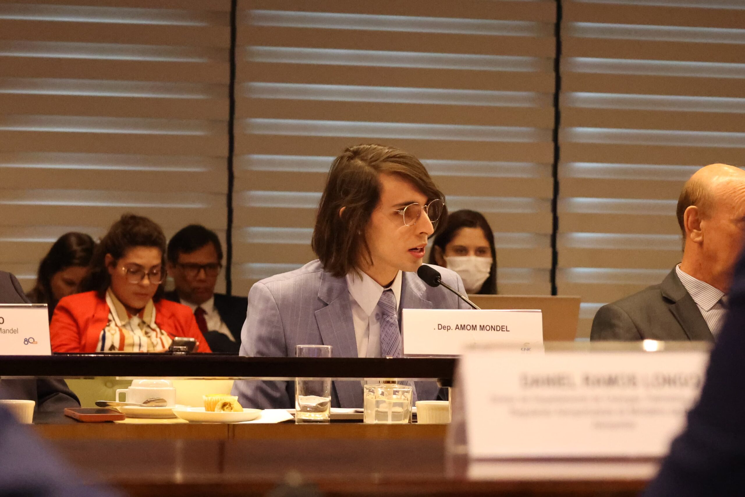 Amom Mandel cobra ações contra abusos de companhias aéreas em debate sobre aviação regional