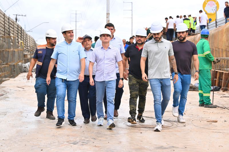 Prefeito David Almeida vistoria obra do viaduto Rei Pelé, que será entregue em maio