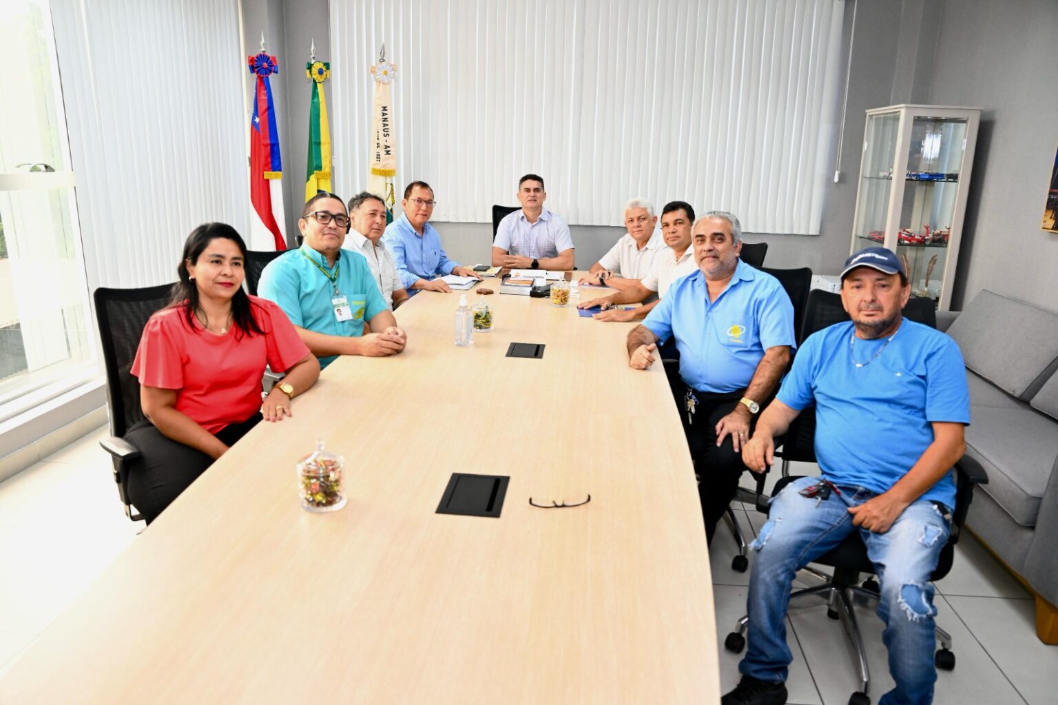 Prefeito David Almeida anuncia criação de programa que irá possibilitar aquisição de 320 ônibus alternativos e 100 táxis que operam no aeroporto