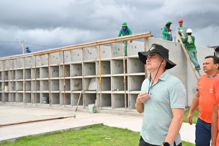 Prefeito David Almeida vistoria obra de ampliação do cemitério vertical Nossa Senhora Aparecida para atender demanda de sepultamentos