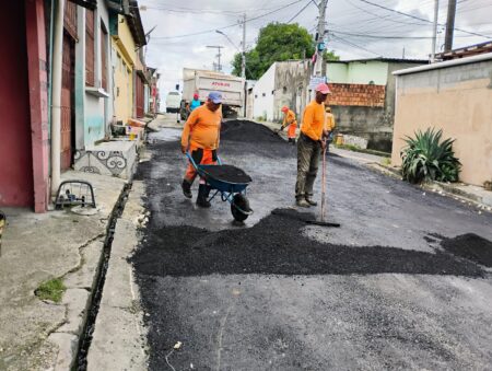 Obras de recapeamento asfáltico da Prefeitura de Manaus avançam na comunidade Gustavo Nascimento