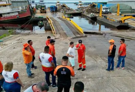 Prefeito David Almeida acompanha operação de transbordo e celebra redução em mais de 50% do volume de lixo retirado do rio Negro após instalação de ecobarreiras