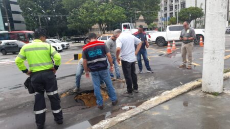 Prefeitura de Manaus atua em afundamento na rua Salvador e notifica empresa e concessionária para reparo na via