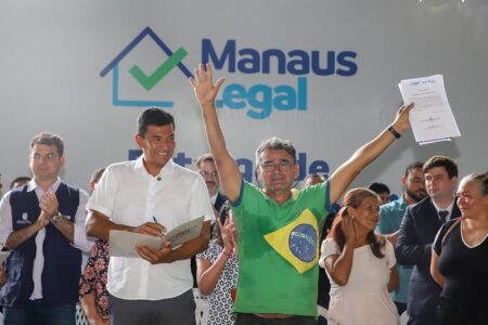 Prefeito David Almeida entrega 1.000 registros de imóveis a famílias do bairro Zumbi dos Palmares