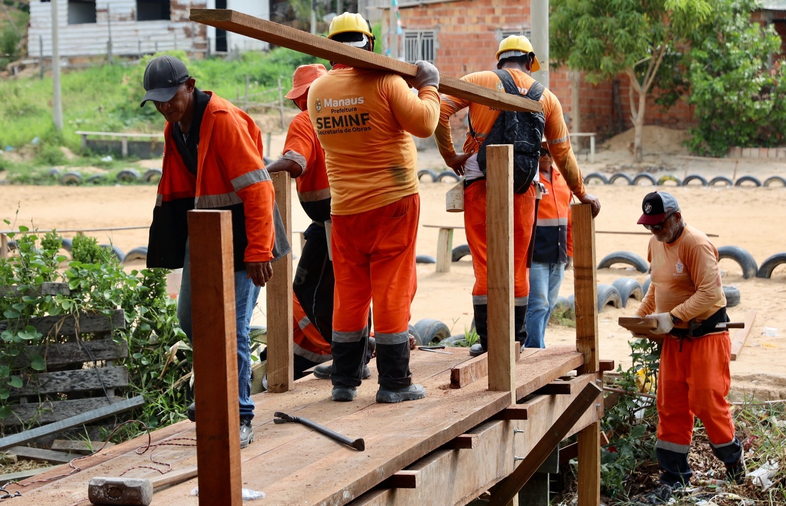 Prefeitura de Manaus constrói ponte em madeira para promover acessibilidade a moradores do São José