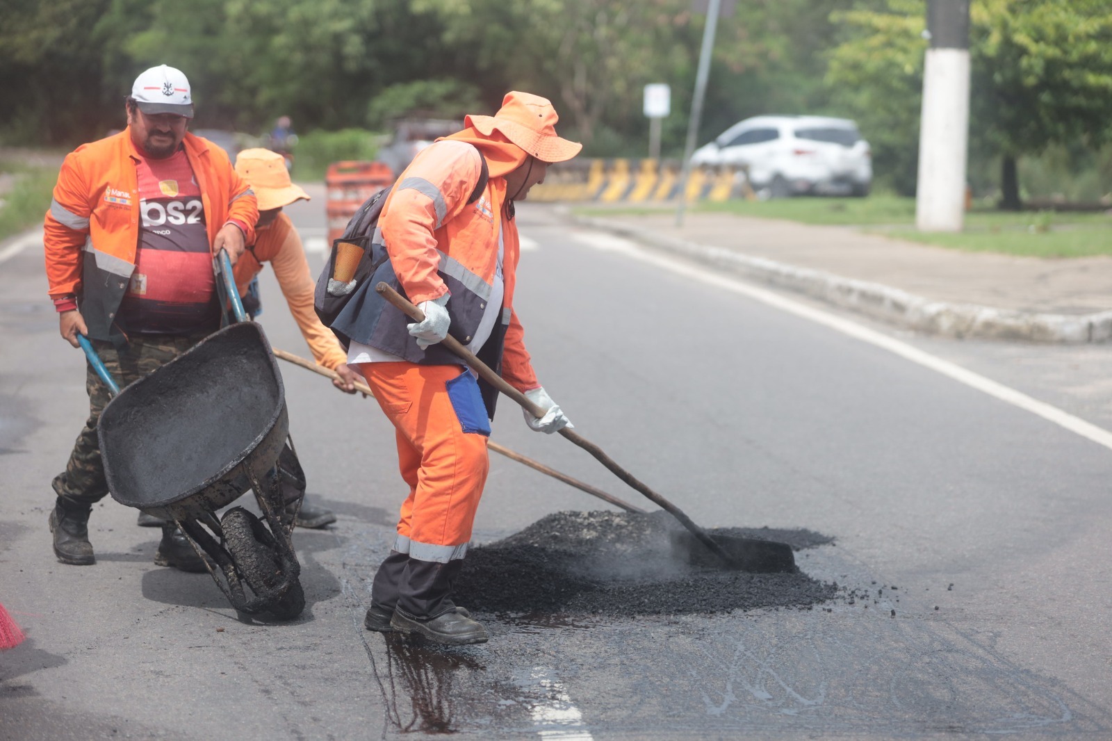 Prefeitura de Manaus executa os serviços de manutenção asfáltica no bairro São José