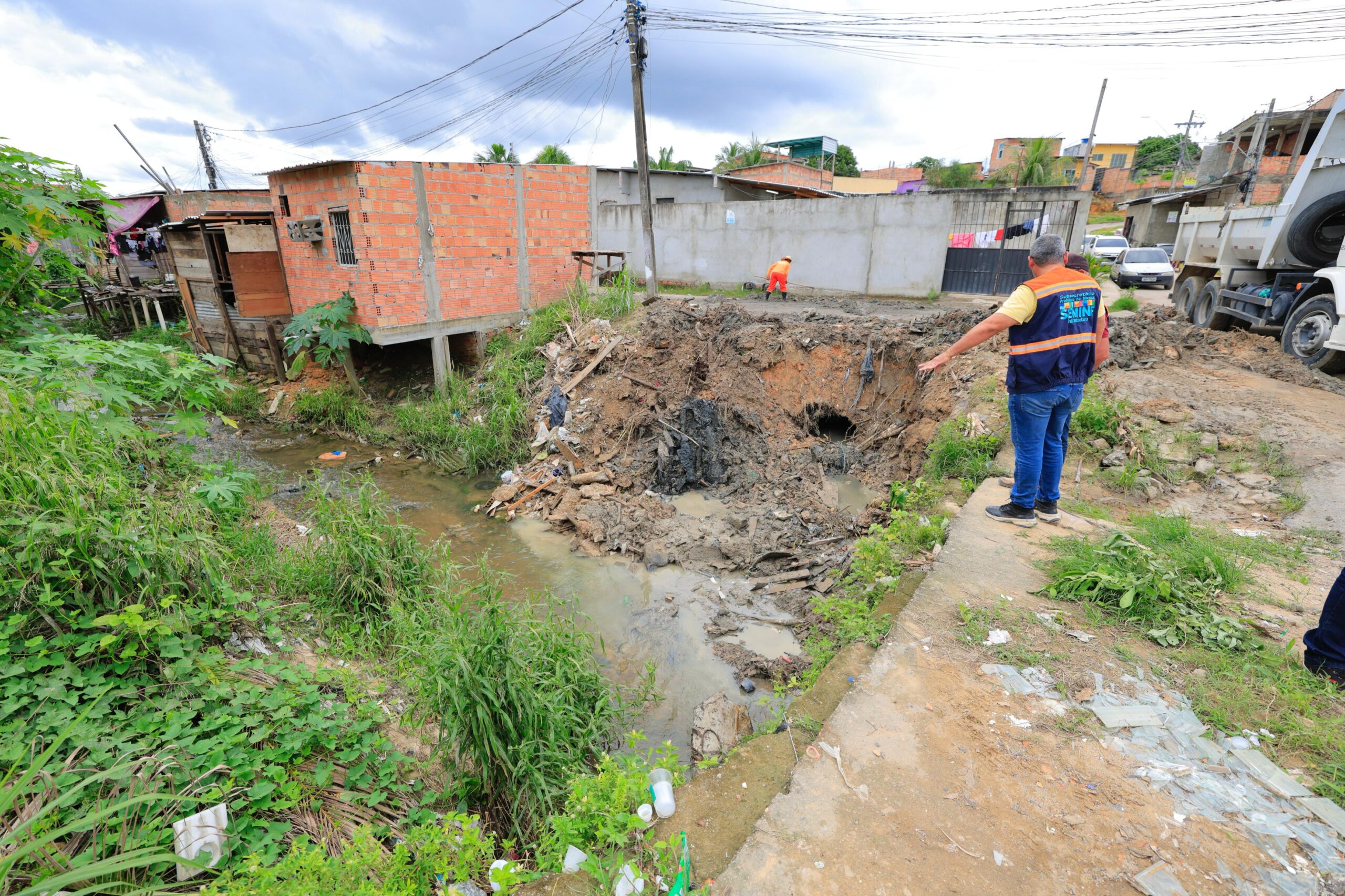 Seminf é acionada após morador fechar igarapé e tentar vender terreno por R$ 25 mil na zona Norte