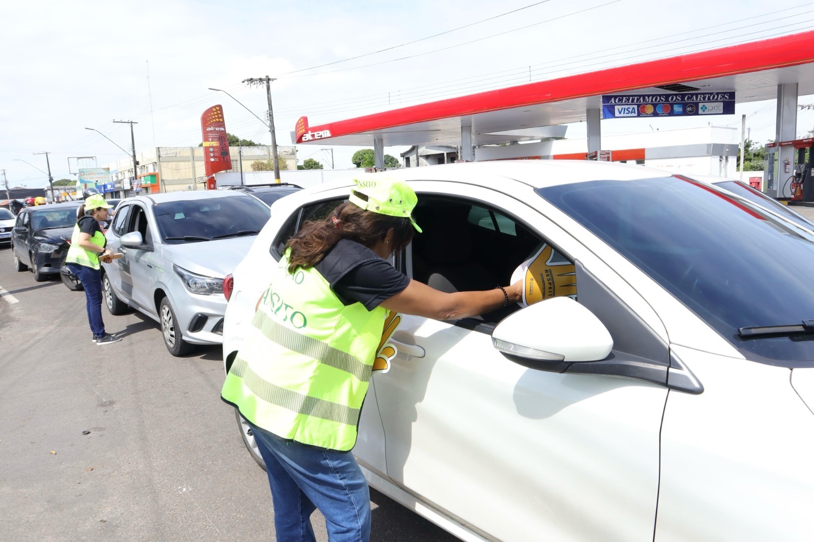Educação de trânsito orienta condutores e pedestres sobre travessia em local que recebeu intervenção viária da Prefeitura de Manaus