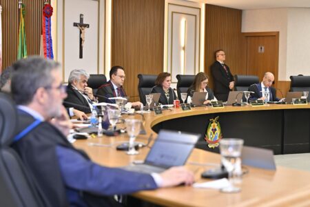 Prefeito de Nova Olinda do Norte é multado em R$ 14 mil por falta de transparência em licitação, decide TCE-AM