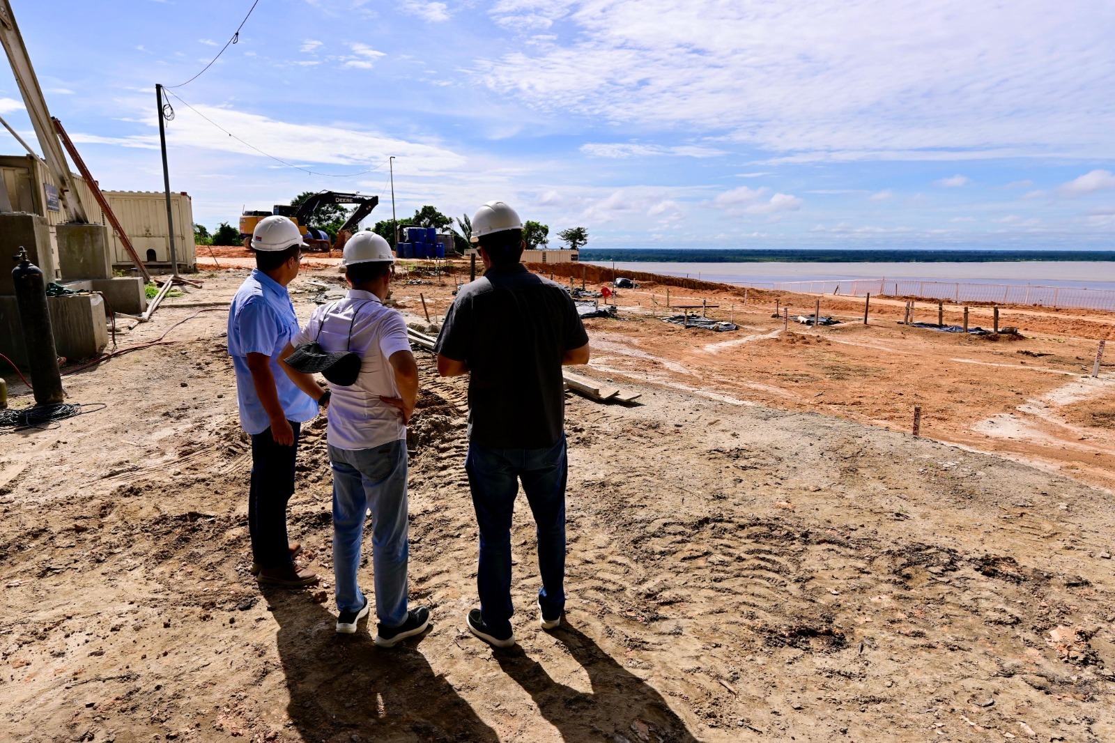 Prefeito David Almeida acompanha obras do Parque Rosa Almeida, projeto assinado por Oscar Niemeyer
