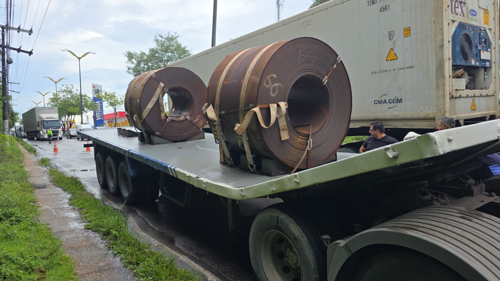 Carreta com pane mecânica interdita avenida Rodrigo Otávio, em Manaus