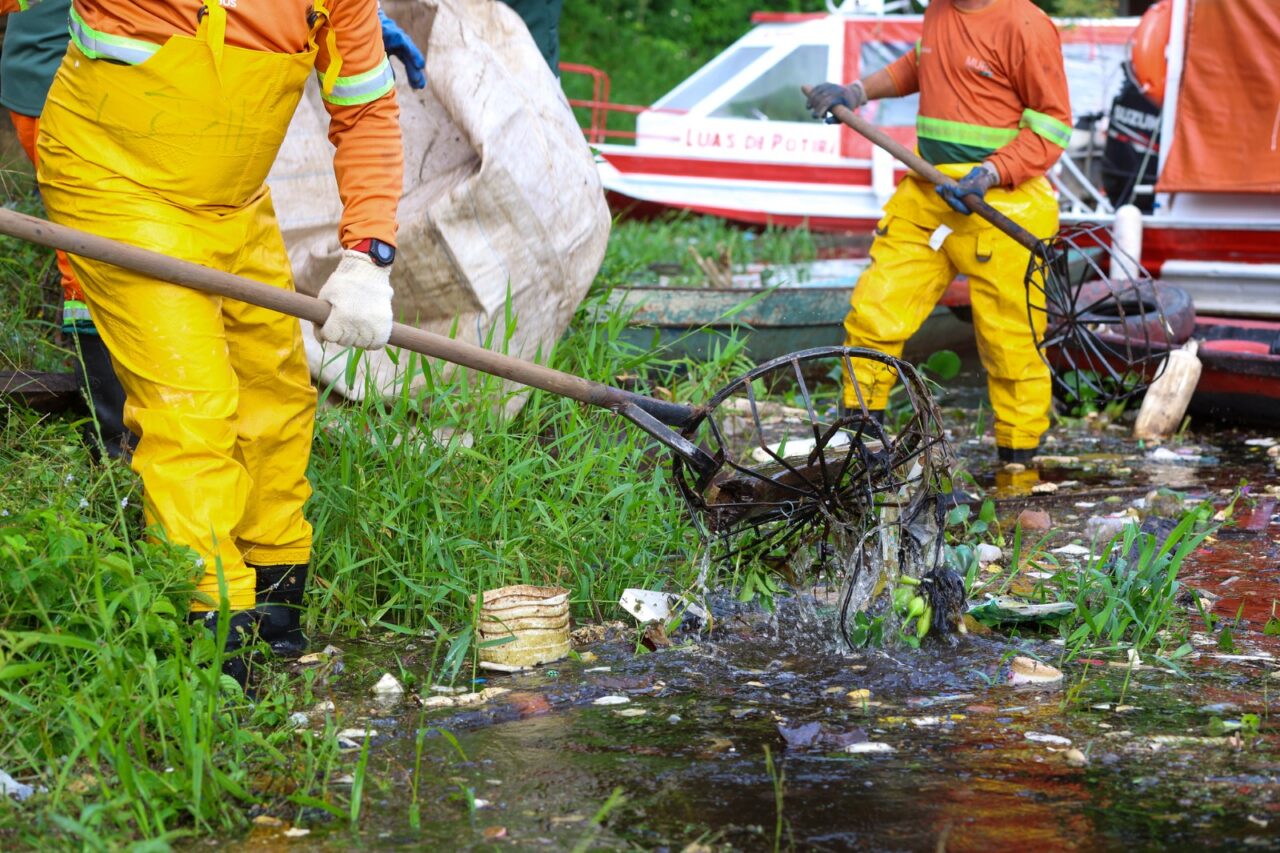 Prefeitura de Manaus remove cinco toneladas de lixo do igarapé do Gigante em ação de limpeza e educação ambiental