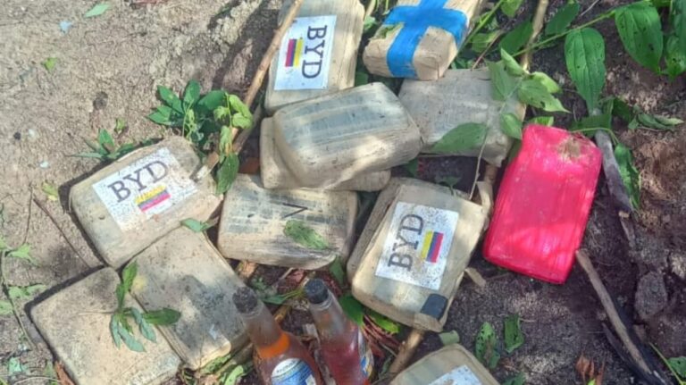 FAB intercepta avião e prende traficantes bolivianos com "supermaconha" no Mato Grosso
