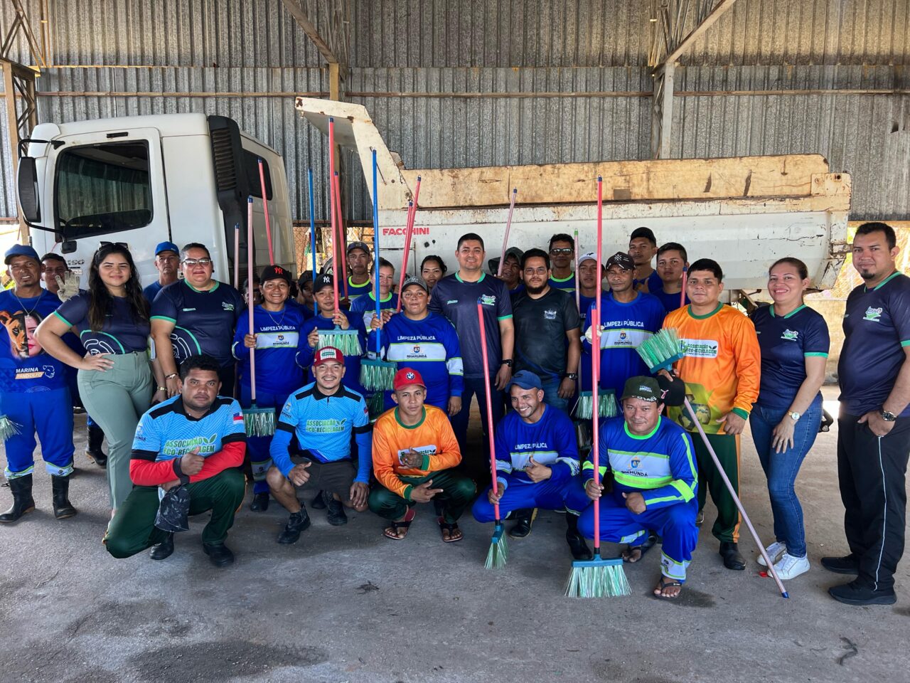 Prefeitura de Nhamundá entrega vassouras sustentáveis de garrafa PET para ajudar na limpeza pública da cidade