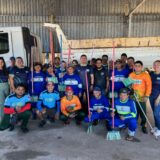 Prefeitura de Nhamundá entrega vassouras sustentáveis de garrafa PET para ajudar na limpeza pública da cidade
