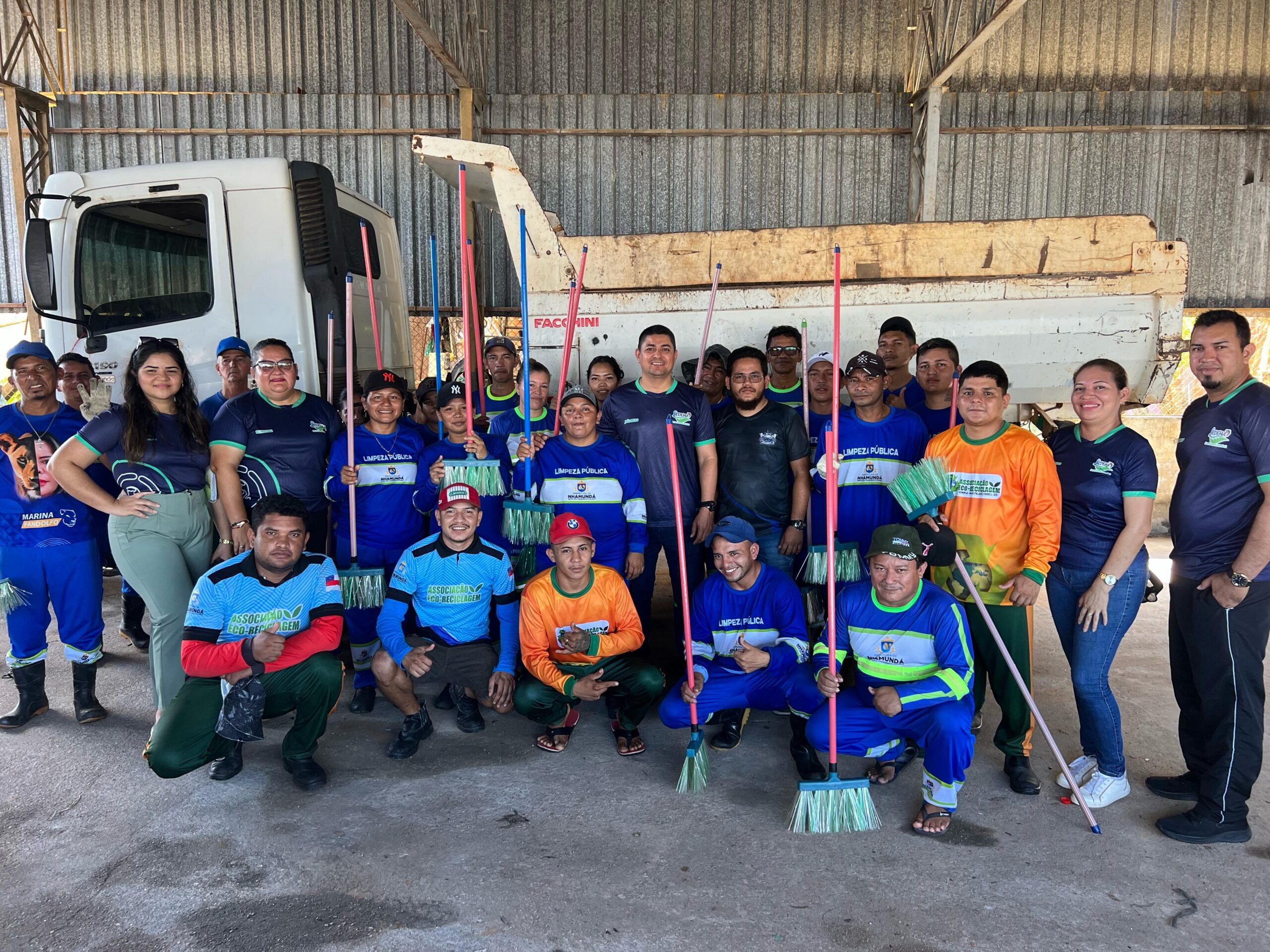 Prefeitura de Nhamundá entrega vassouras sustentáveis de garrafa PET para ajudar na limpeza pública da cidade