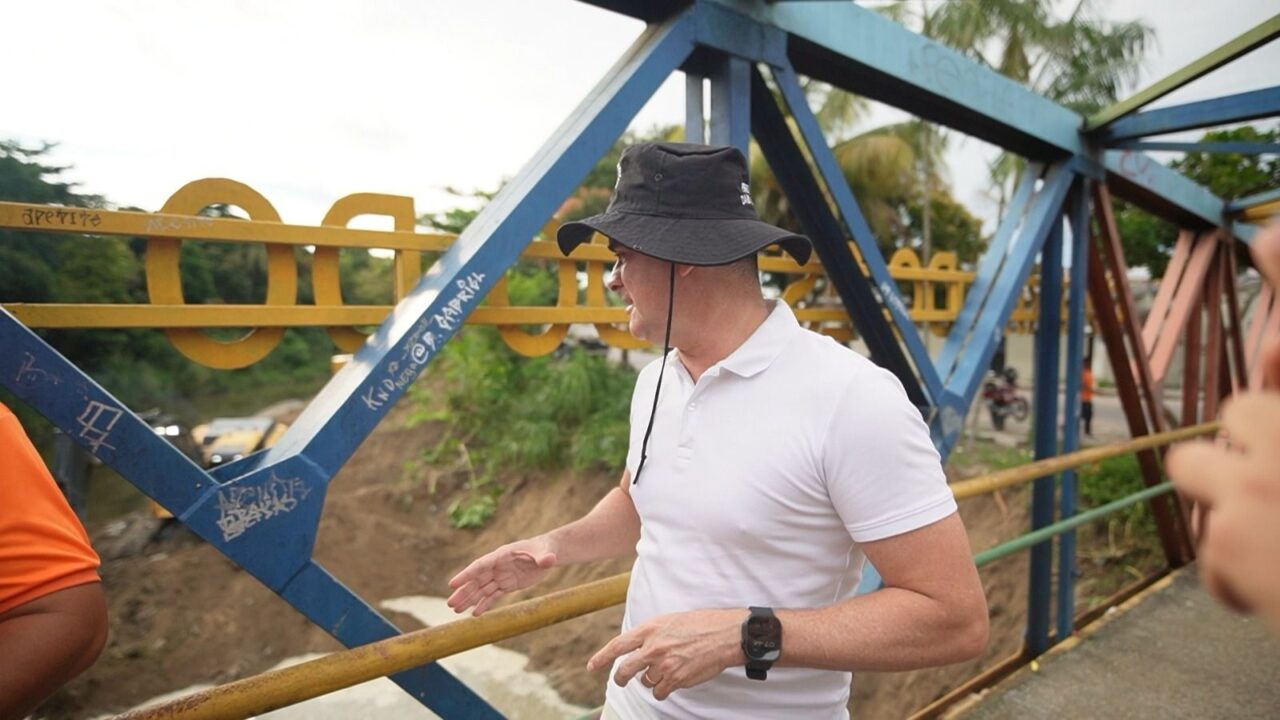 David Almeida acompanha início de operação de limpeza no igarapé do Passarinho, na zona Norte de Manaus